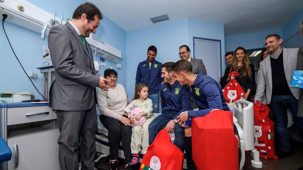 El CD Leganés entrega regalos en el Hospital Severo Ochoa